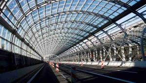 Przeszklony tunel z ekranów akustycznych na dojeździe do mostu Grota