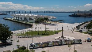 Zasilany z trzeciej szyny Citadis na tle obiektów olimpijskich w Rio