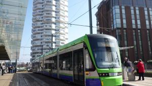 Taki tramwaj Stadera woził pasażerów podczas olimpiady w Londynie w 2012 r.