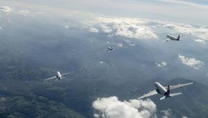 Rodzina Airbusa w locie - na pierwszym planie A380 a dalej A320 A330 i A350 XWB